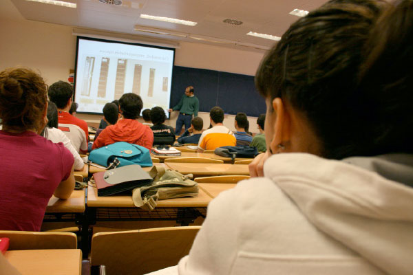 Imagen de estudiantes en clase