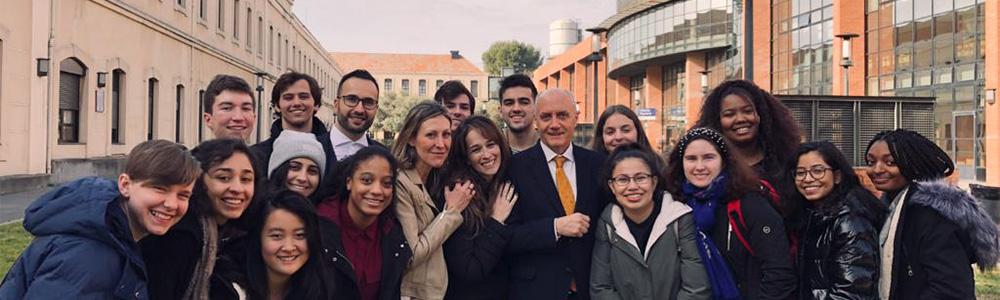 Grupo de estudiantes reunidos en el auditorio UC3M
