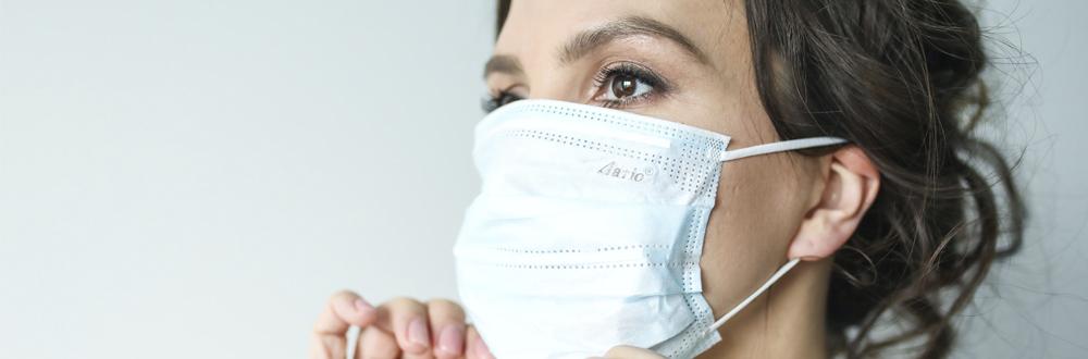 mujer mascarilla