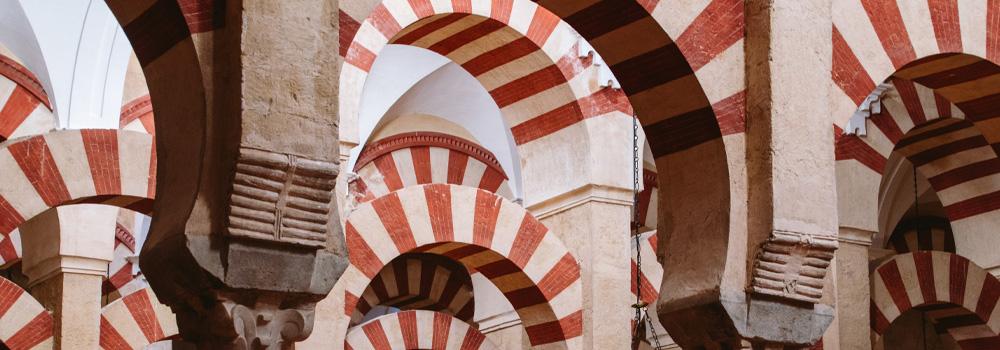 Arcos característicos de la Mezquita de Córdoba