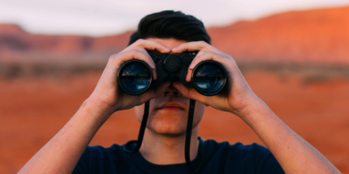 Hombre con prismáticos