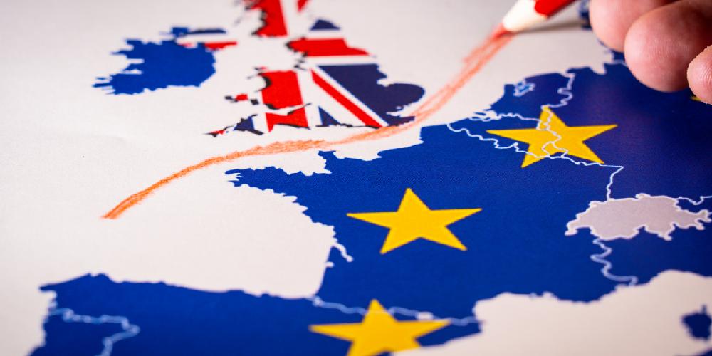 Mapa de Europa con línea roja separando Reino Unido y continente