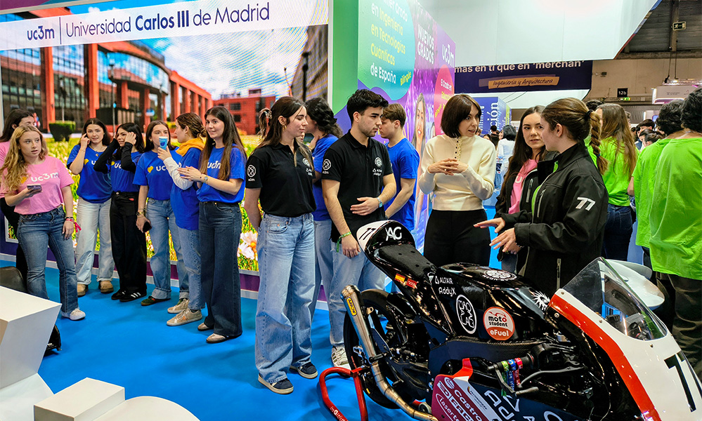 Estudiantes de la UC3M conversan con la ministra de Ciencia, Diana Morant, en el stand de la universidad durante la feria Aula 2026.