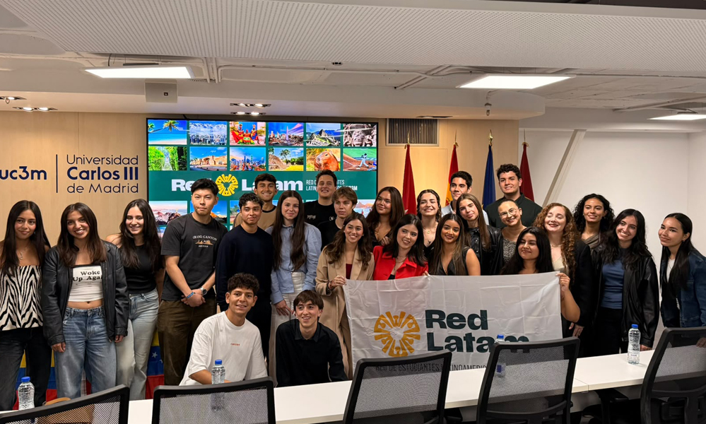 El equipo de la asociación SAETA UC3M posa con los premios recibidos en el XtraChallenge 2026