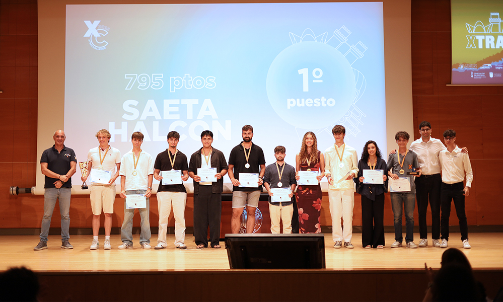 El equipo de la asociación SAETA UC3M posa con los premios recibidos en el XtraChallenge 2026