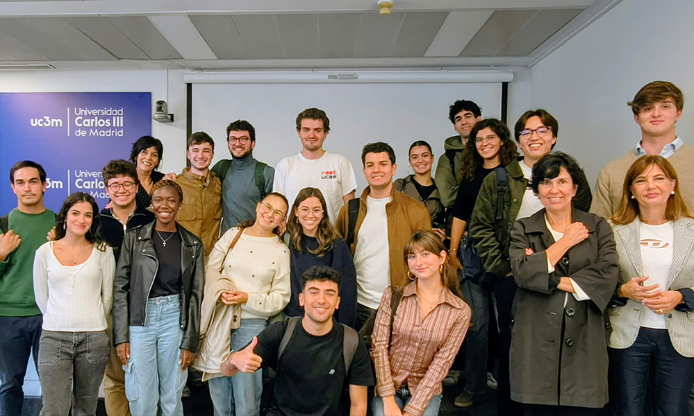 Todos los alumnos que colaboran en una asociación universitaria posan para este encuentro tan señalado.