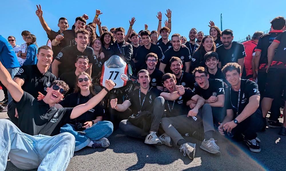 Equipo de la asociación MOTO-MAQLAB UC3M celebrando el puesto obtenido en la competición.