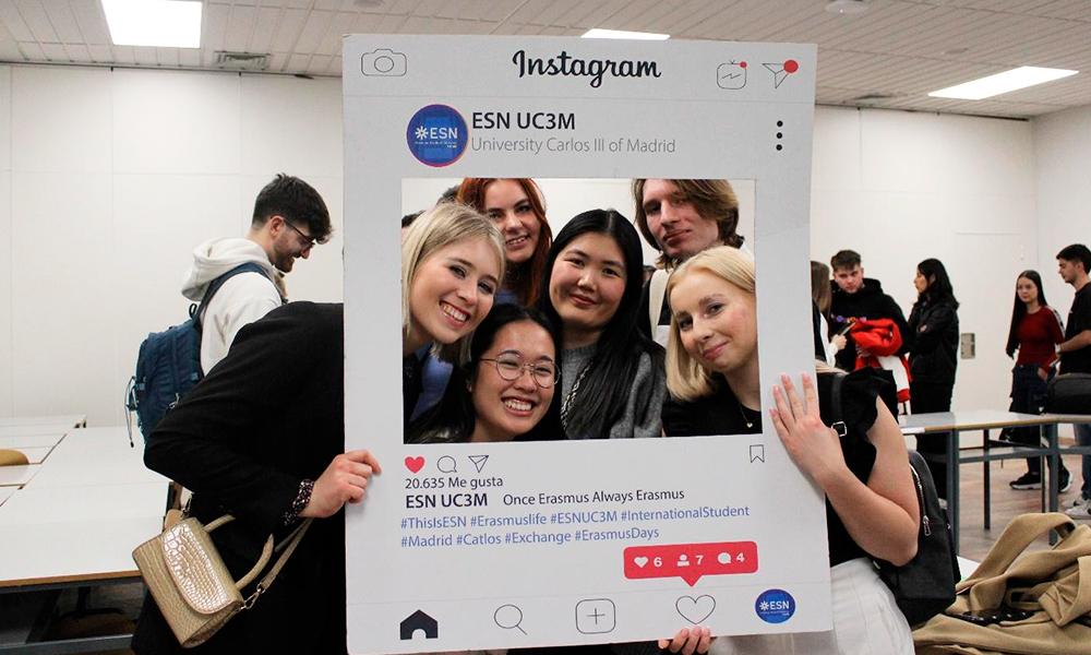 Una fotografía de un grupo de estudiantes universitarios