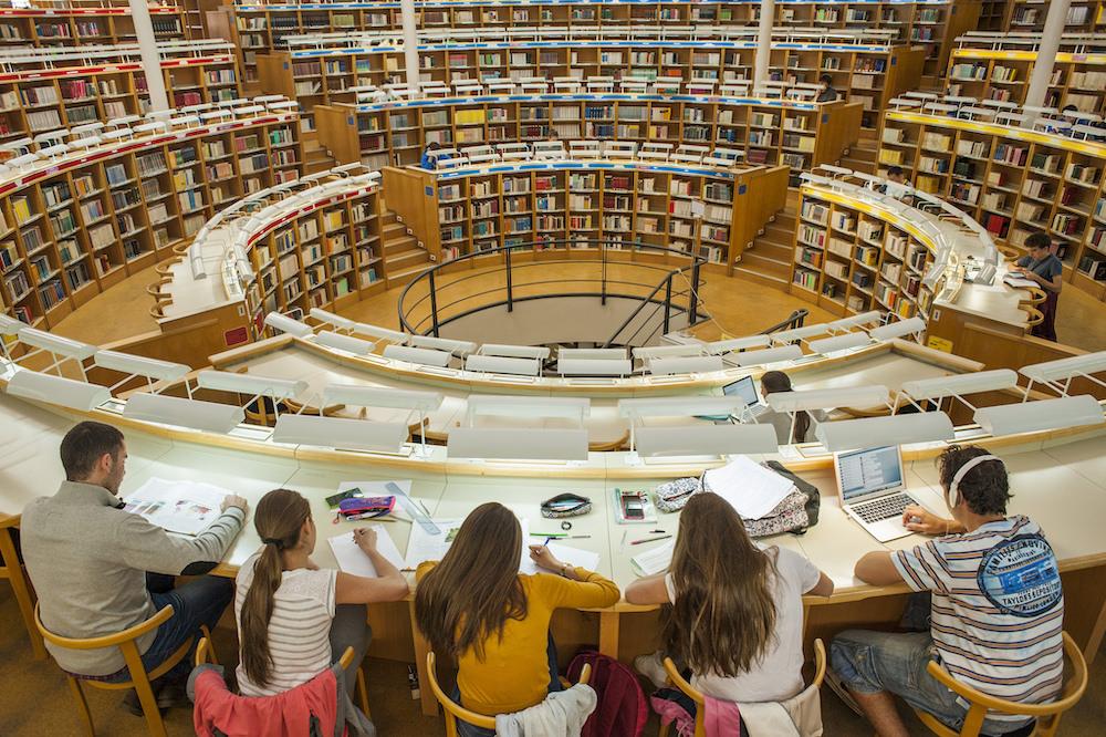 Sala de lectura de la biblioteca María Moliner