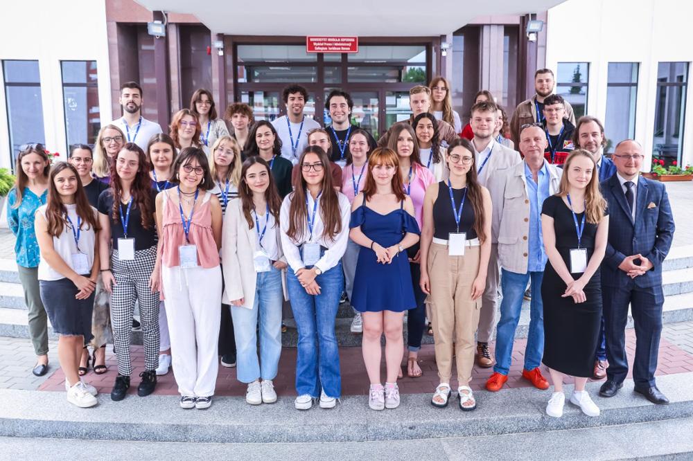 Estudiantes en su llegada a la universidad Nicolaus Copernicus de Torun