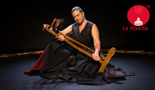 Mujer con instrumento musical