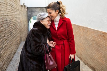 Mujeres dándose un abrazo