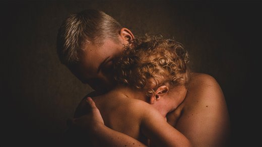 Mujer con niño en brazos