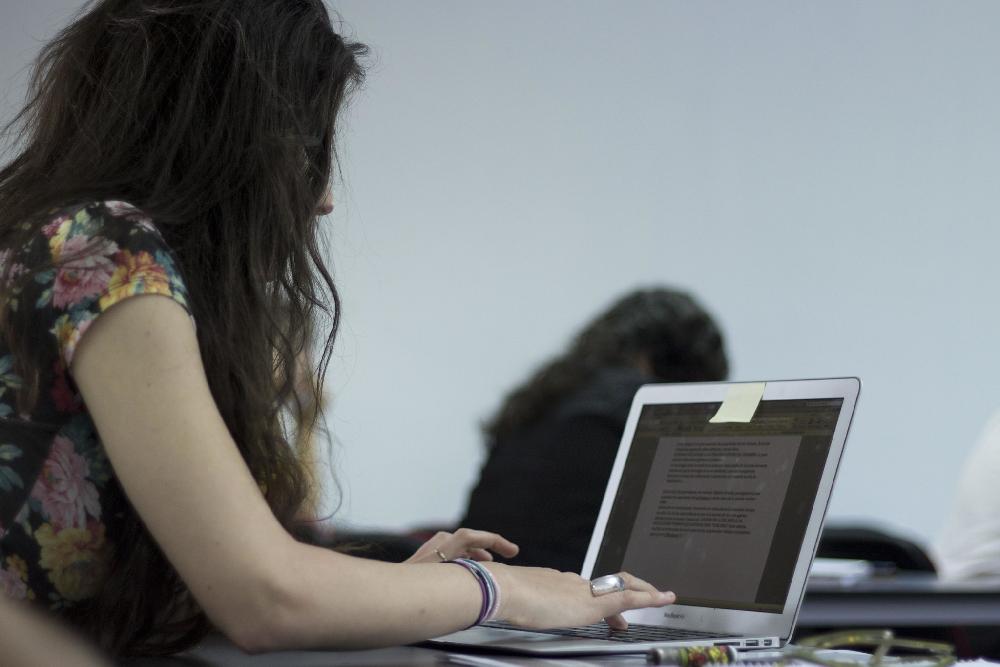 Mujer escribiendo en un ordenador