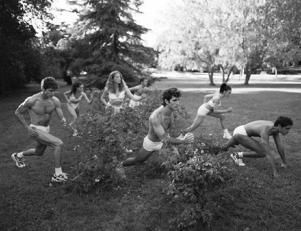 Bailarines en un jardín