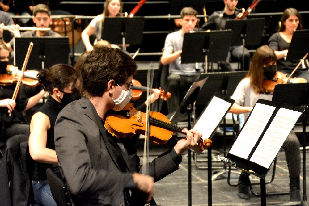 Chico tocando el violín