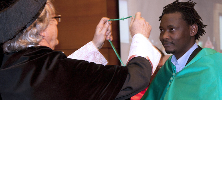 Fotografía en que se le impone la medalla de doctor a un doctorando