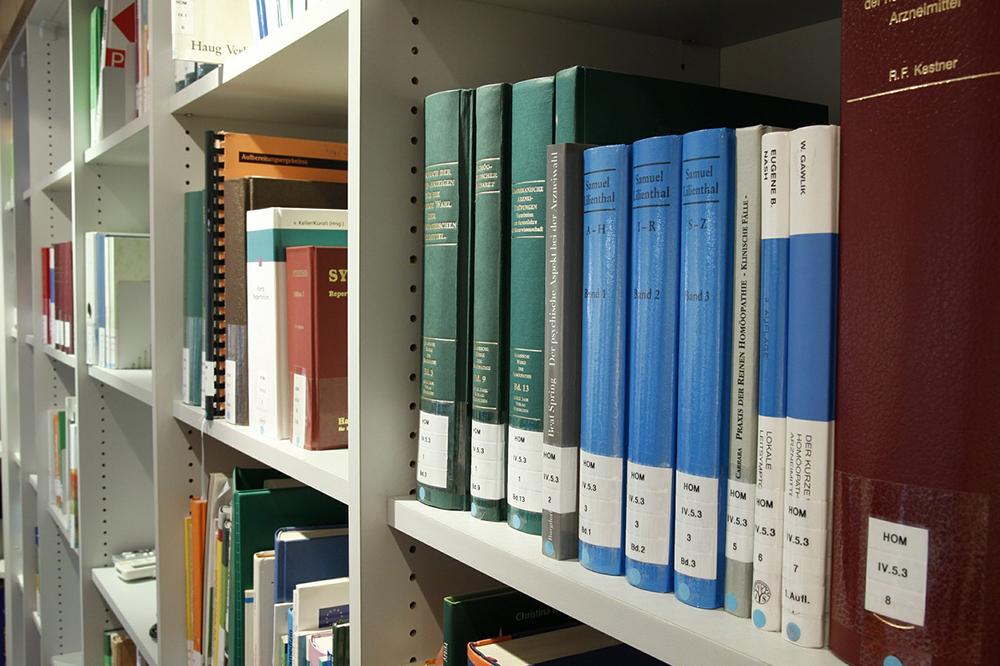 Fotografía de tosis doctorales en una estantería