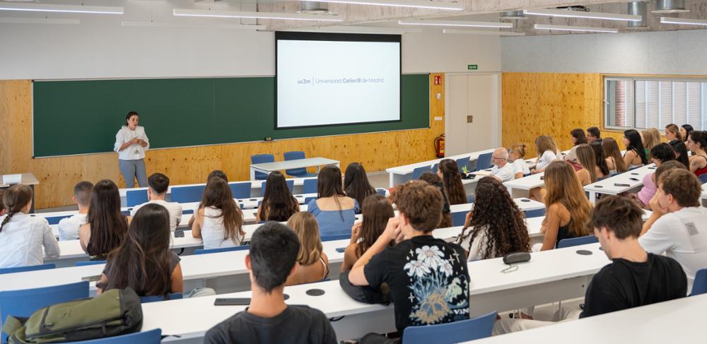 Fotografia de un aula en plena clase magistral
