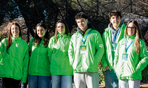imagen estudiantes de voluntariado deportivo posando para la foto