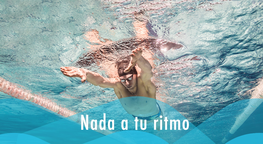 Chico nadando a croll en la piscina