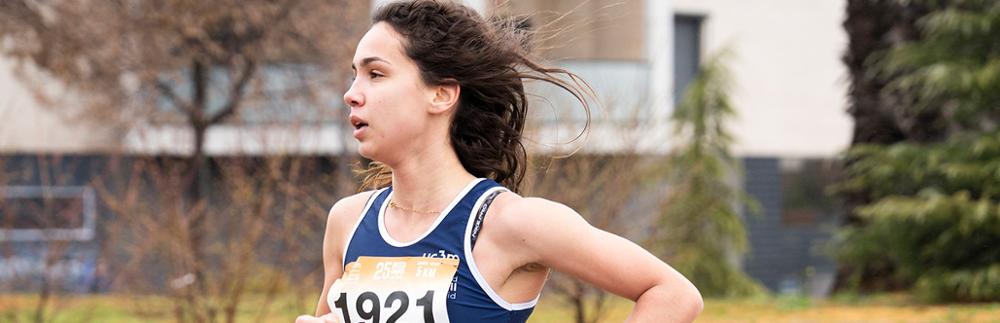 Chica corriendo carrera Intercampus 5 km