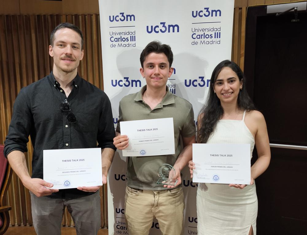(de izquierda a derecha, Yannick Sztamfater, segundo premio; Diego Serrano, primer premio, y Gretel Castillo, tercer premio de Thesis Talk 2025)