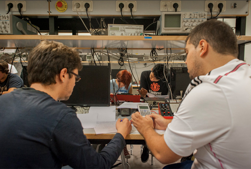 Fotografía de dos estudiantes en un laboratorio