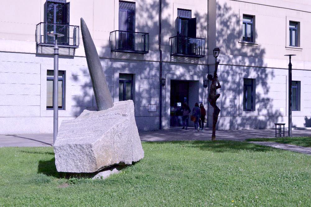 Fotografía de una escultura en el Campus de Leganés de la Universidad Carlos III de Madrid