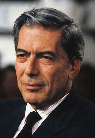 Primer plano del escritor Mario Vargas Llosa