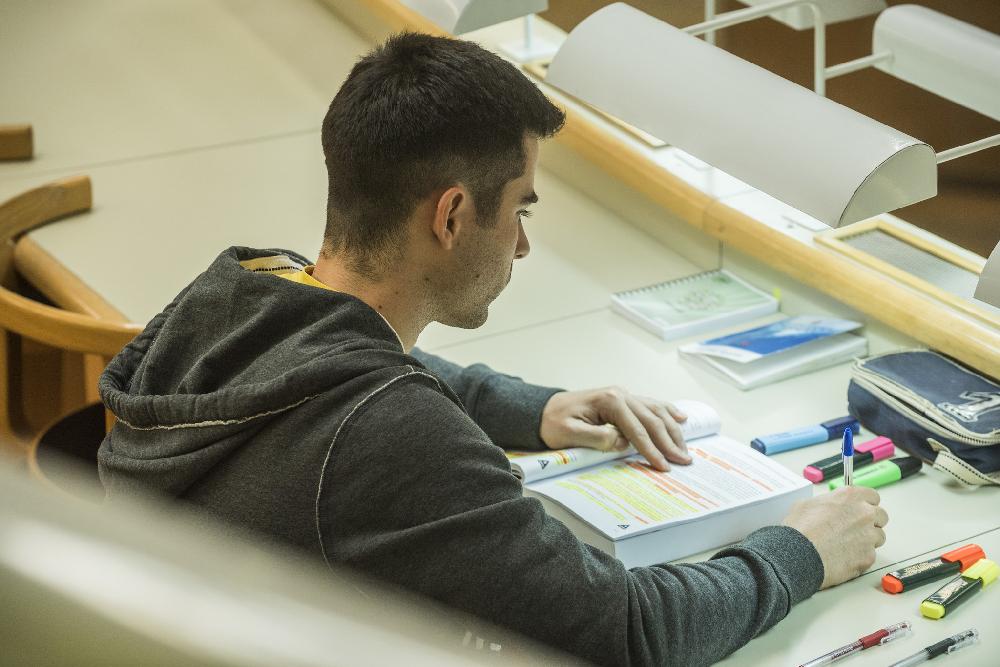 Fotografía de un estudiante en la Biblioteca