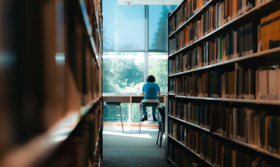 ¡La Facultad de Humanidades, Comunicación y Documentación te desea un feliz verano!