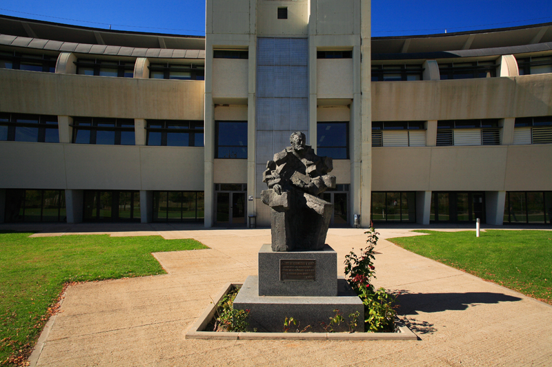 Escultura en el Campus de Colmenarejo