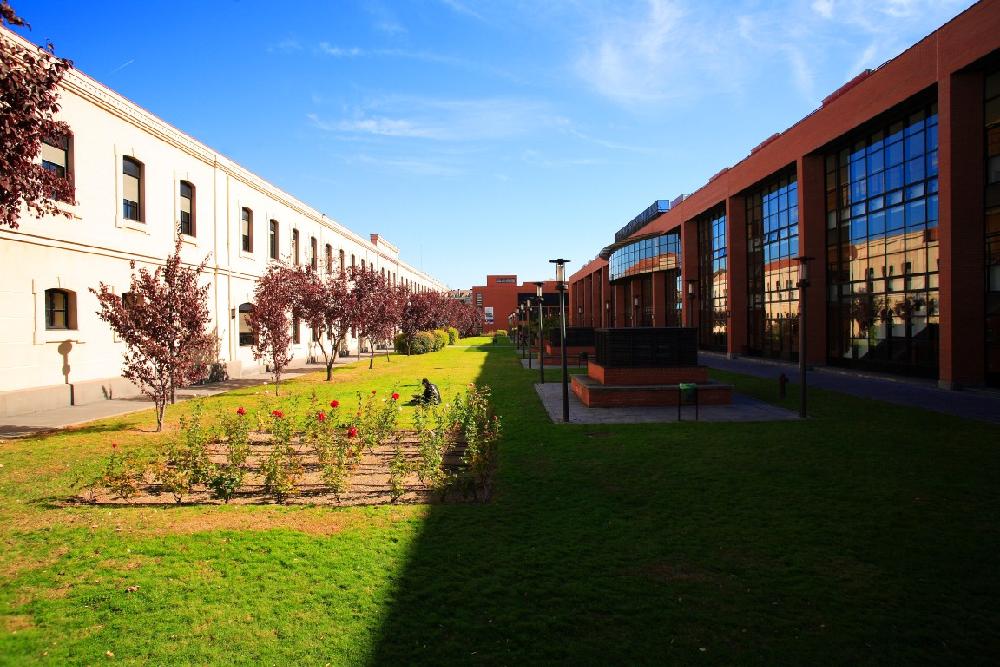 Fotografía de jardines y edificios del campus de Getafe