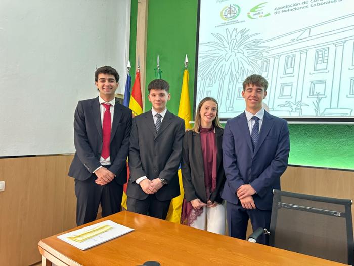 Alummnos del Grado de Relaciones Laborales y Empleo de la Universidad Carlos III de Madrid, integrado por Marina Sualdea, Juan Vela, Víctor Yustas y Antonio Palomeras,