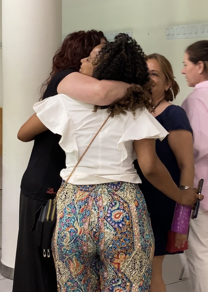 Mujeres refugiadas abrazándose