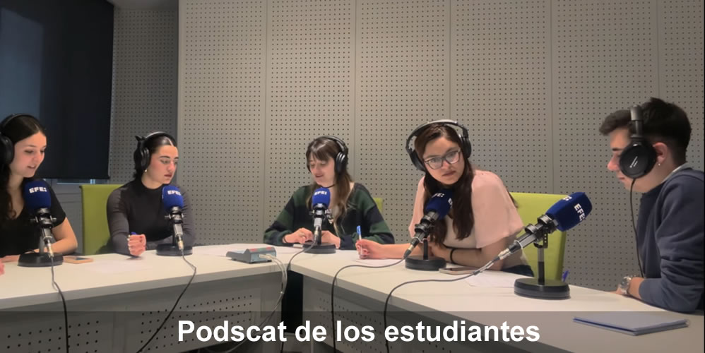 Estudiantes del Máster en Periodismo de Agencia EFE en un estudio realizando un podcast
