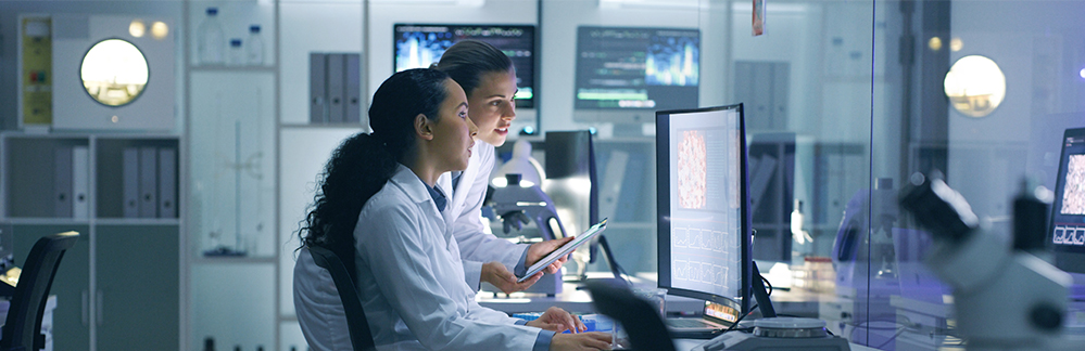 Imagen de un chica con una carpeta de la UC3M y con el pulgar hacia arriba