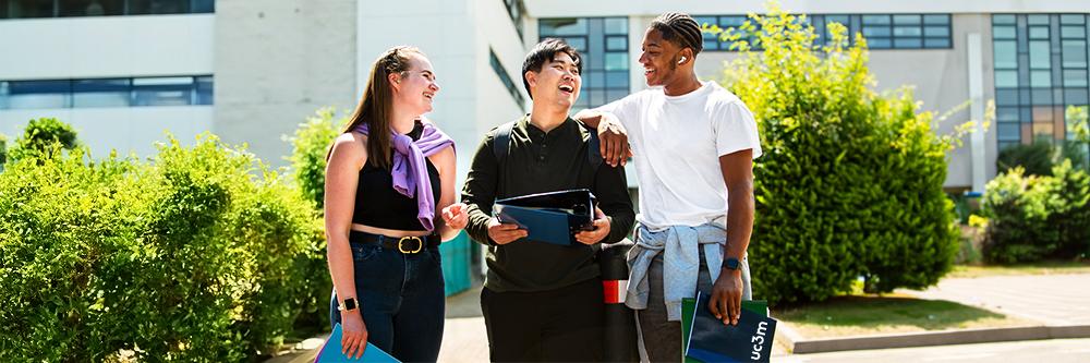 Imagen estudiantes internacionales, una bola del mundo encima de un libro y con un sombrero de graduación