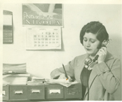 Imagen de una mujer hablando por teléfono