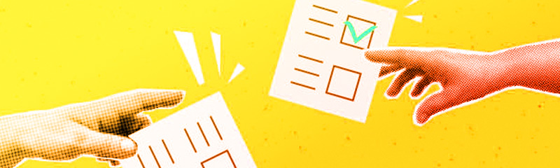 Imagen de dos manos cogiendo dos documentos con el simbolo correcto