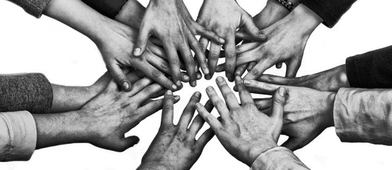 manos juntas - Día Internacional de los Derechos Humanos
