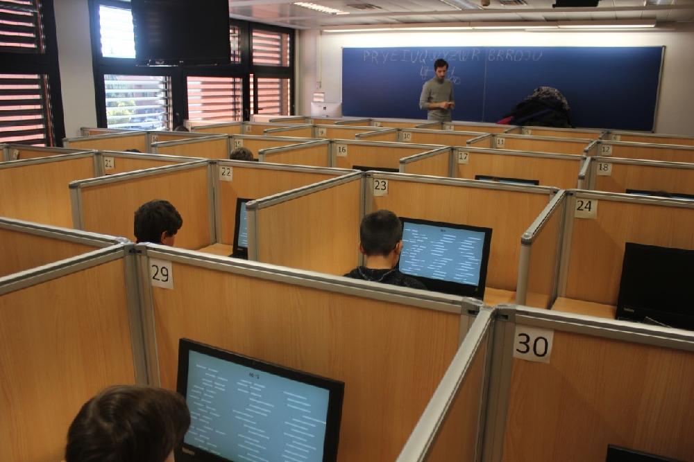 aula dividida en cubiculos con ordenadores