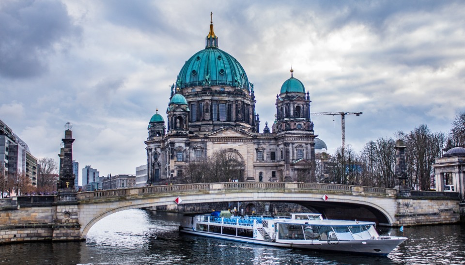 Berlin río barco catedral