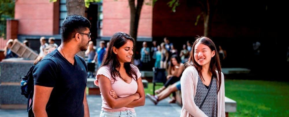 alumnos caminando por el campus