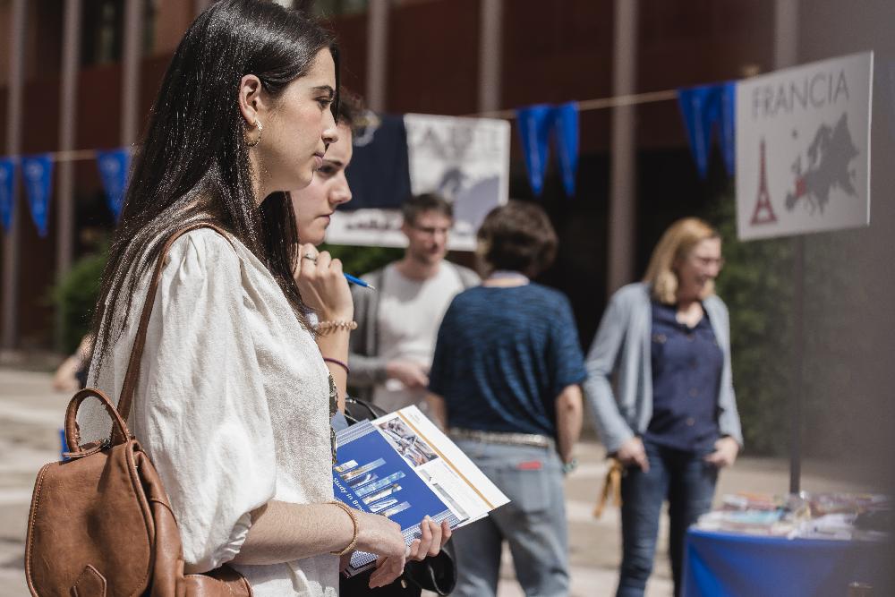 Alumna en la feria