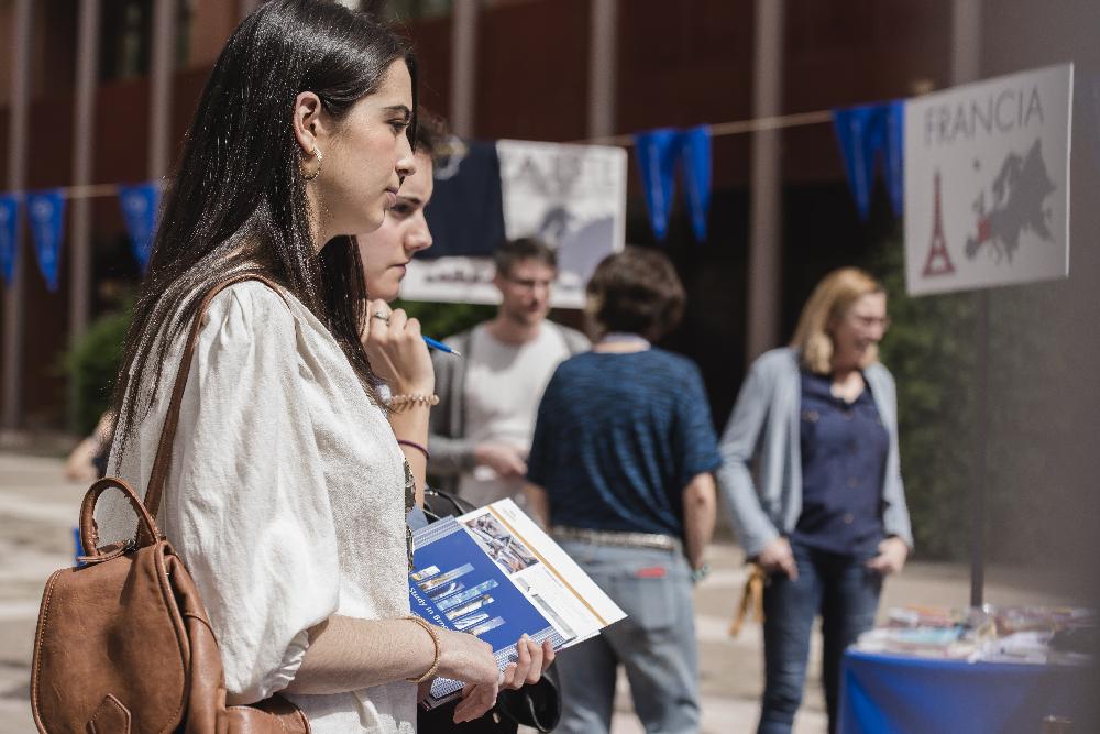 Alumna en la feria