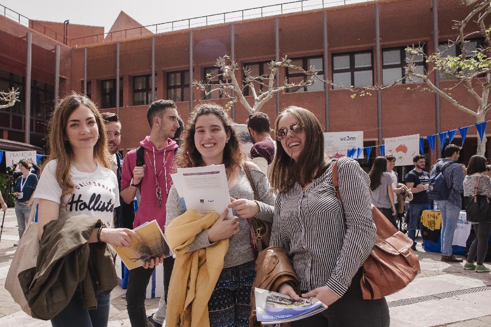 Alumnas en feria