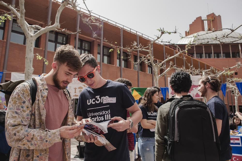 Estudiantes mirando un folleto