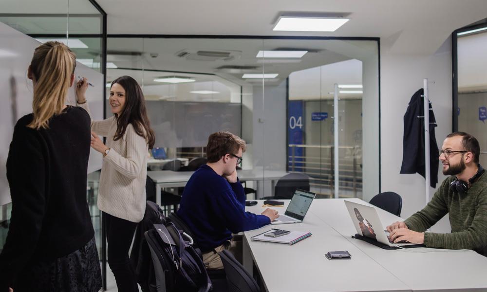 4 alumnos de posgrado en un aula del Campus de Puerta de Toledo de la UC3M